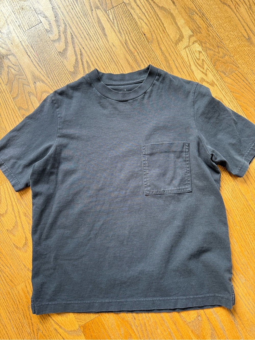 Everlane Short Sleeve Pocket Tee in Charcoal